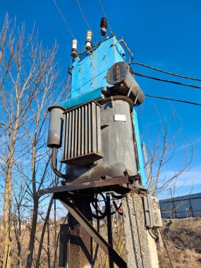 Şimdiki trafo, yüksek voltajlı elektrik hatları.