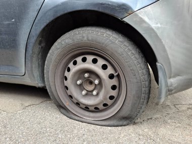 KYIV, UKRAINE, 18 Temmuz 2025: Fulda Kristall marka bir aracın patladığı bir trafik kazası sonrası otomobil. Lastik patladı.