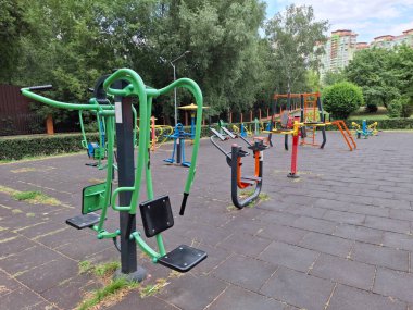 Açık hava spor sahası. Fiziksel aktivite için egzersiz ekipmanları