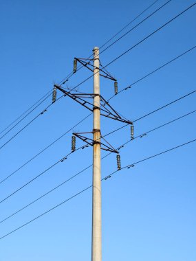 Elektrik direği ve elektrik kabloları gökyüzü arka planında