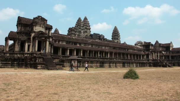 Pessoas em Angkor Wat templo — Vídeo de Stock