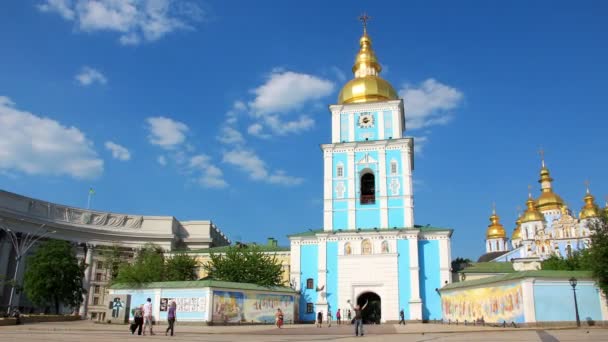 Michailowski-Kloster mit goldener Kuppel — Stockvideo