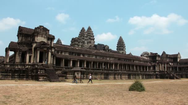 Ludzie w świątyni Angkor Wat w Kambodży — Wideo stockowe