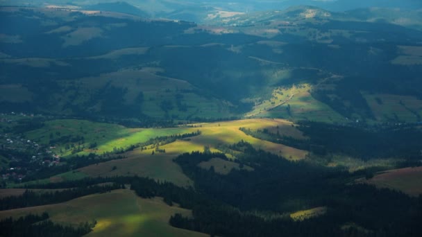 De beaux rayons de soleil entre les nuages — Video