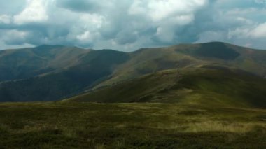 Fırtına bulutları dağlarda Timelapse