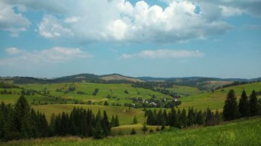 Bulutlar ve güzel yeşil alanların Timelapse