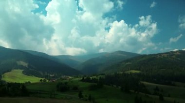 Bulutlar ve güzel yeşil alanların Timelapse