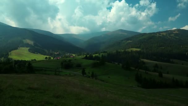 Wolken en prachtige groene velden — Stockvideo