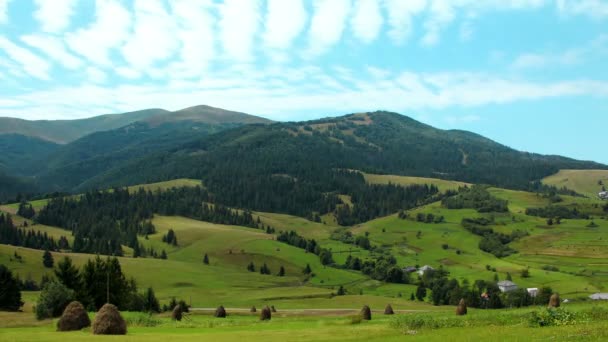 Timelapse de nuages et de beaux champs verts — Video