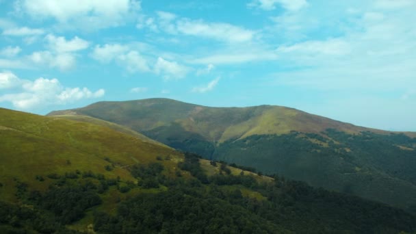 Тучи в красивых зеленых горах — стоковое видео