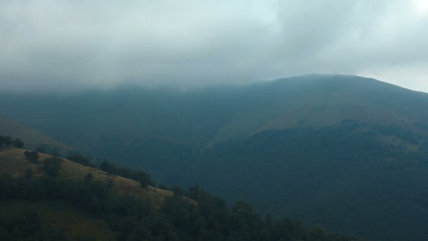 Zeitraffer von Gewitterwolken in den Bergen — Stockvideo