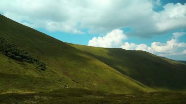 Хмари і красиві зелені гори — стокове відео