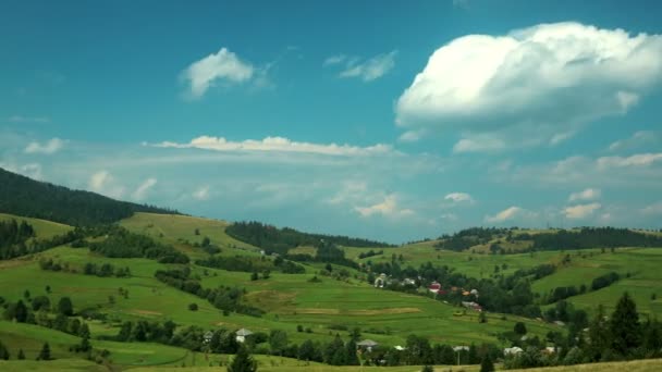 Nubes y hermosos campos verdes — Vídeos de Stock