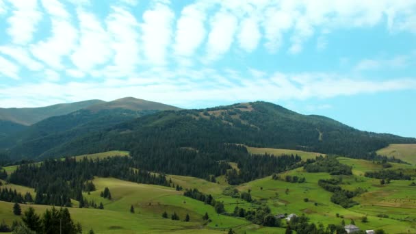 Timelapse хмар і красивих зелених полів — стокове відео