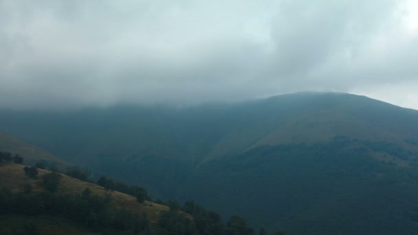 Тімелапс штормових хмар в горах — стокове відео