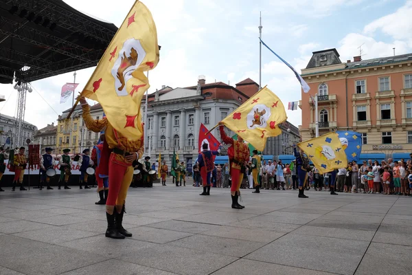 Leden van folk groep Storici Sbandieratori Contrade Cori, from Cori, Italië — Stockfoto