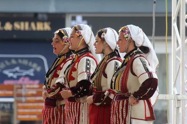 Medlemmar av folk grupp Etnos från Skopje, Makedonien — Stockfoto
