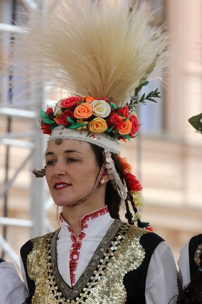 Medlemmar av folk grupp Bistrica från Bistrica, Bulgarien under 50-internationella folklorefestivalen i centrala Zagreb — Stockfoto