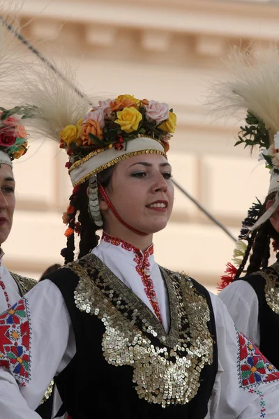 Члены фольклорной группы Bistrica из Бистрицы, Болгария во время 50-го Международного фольклорного фестиваля в центре Загреба — стоковое фото