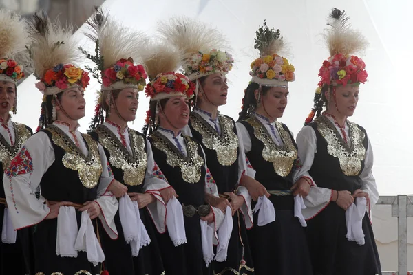Membros do grupo popular Bistrica de Bistrica, Bulgária durante o 50th Festival Internacional de Folclore no centro de Zagreb — Fotografia de Stock