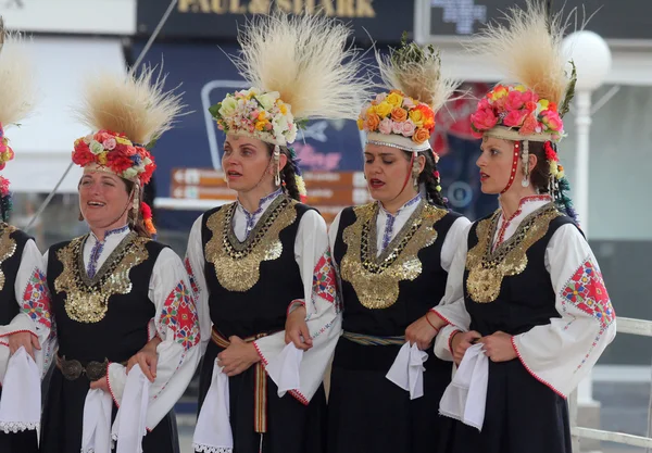 Membros do grupo folclórico Bistrica de Bistrica, Bulgária, durante o 50o Festival Internacional do Folclore em Zagreb — Fotografia de Stock