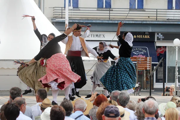 Członków folk grupy bot Escola de ball de Calabruix z Mallorca, Hiszpania — Zdjęcie stockowe