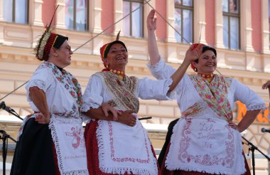 Kolo Donja Bebrina, Hırvatistan Zagreb 50 Uluslararası Folklor Festivali sırasında gelen grup üyeleri halk