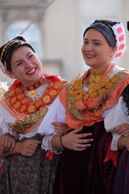 Kolo Donja Bebrina, Hırvatistan Zagreb 50 Uluslararası Folklor Festivali sırasında gelen grup üyeleri halk