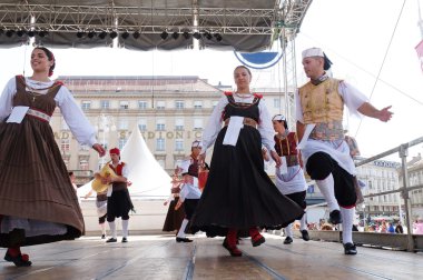Grup üyeleri halk Kumpanija Blato, Island Korcula, Hırvatistan Zagreb 50 Uluslararası Folklor Festivali sırasında gelen