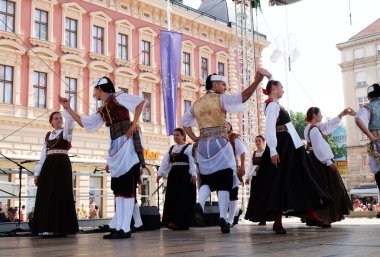 Grup üyeleri halk Kumpanija Blato, Island Korcula, Hırvatistan Zagreb 50 Uluslararası Folklor Festivali sırasında gelen