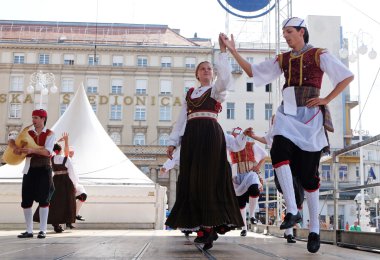 Grup üyeleri halk Kumpanija Blato, Island Korcula, Hırvatistan Zagreb 50 Uluslararası Folklor Festivali sırasında gelen