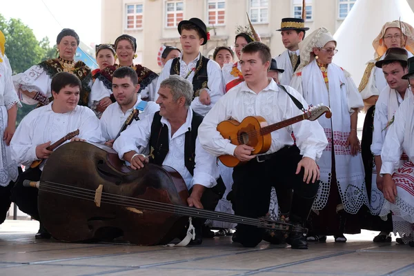 Członków folk grupy Kolo od Donja Bebrina, Chorwacji podczas 50-Międzynarodowy Festiwal Folkloru w Zagrzebiu — Zdjęcie stockowe