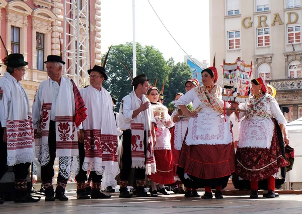 Medlemmar av folk grupp Kolo från Donja Bebrina, Kroatien under 50-internationella folklorefestivalen i Zagreb — Stockfoto