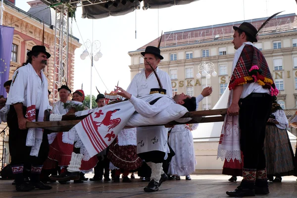 Mitglieder der Folkloregruppe kolo aus donja bebrina, Kroatien während des 50. Internationalen Folklorefestivals in Zagreb — Stockfoto