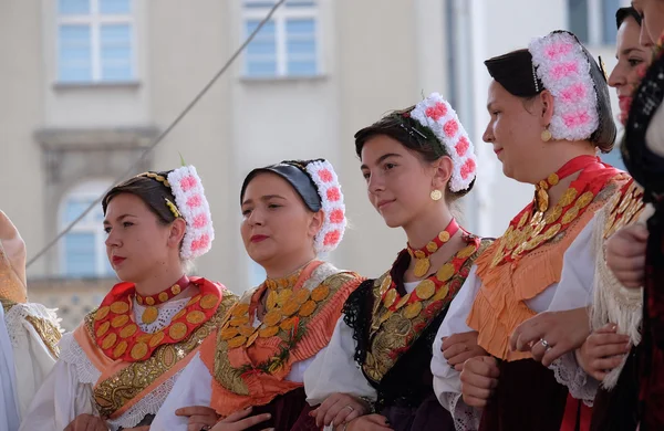 Участники фольклорной группы Kolo из Донья-Бебрина, Хорватия во время 50-го Международного фольклорного фестиваля в Загребе — стоковое фото