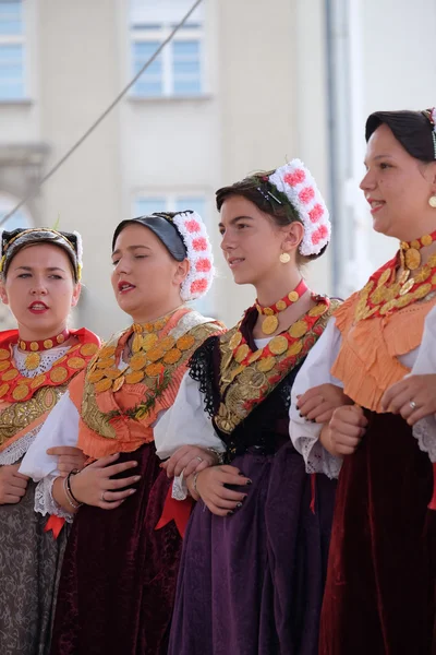 Członków folk grupy Kolo od Donja Bebrina, Chorwacji podczas 50-Międzynarodowy Festiwal Folkloru w Zagrzebiu — Zdjęcie stockowe