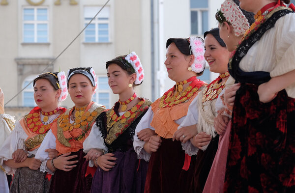 Участники фольклорной группы Kolo из Донья-Бебрина, Хорватия во время 50-го Международного фольклорного фестиваля в Загребе
