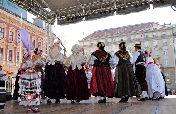 Medlemmar av folk grupp Kolo från Donja Bebrina, Kroatien under 50-internationella folklorefestivalen i Zagreb — Stockfoto