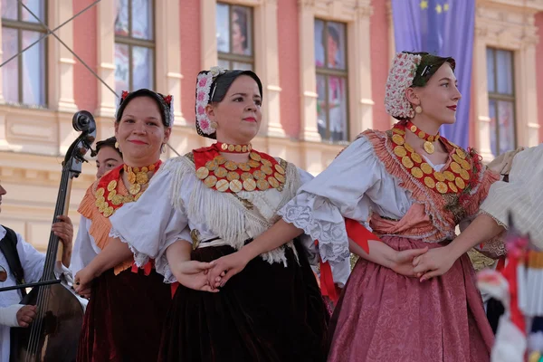 Członków folk grupy Kolo od Donja Bebrina, Chorwacji podczas 50-Międzynarodowy Festiwal Folkloru w Zagrzebiu — Zdjęcie stockowe