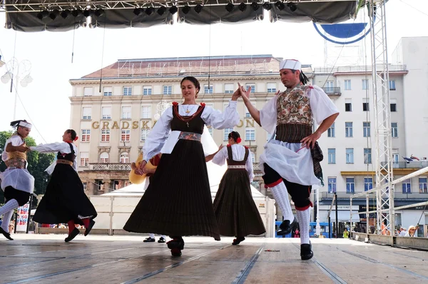 Členové lidové skupiny Kumpanija od Blato, ostrov Korčula, Chorvatsko během 50 Mezinárodní folklorní Festival v Záhřebu — Stock fotografie