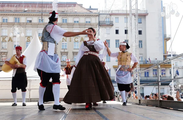 Medlemmar av folk grupp Kumpanija från Blato, ön Korcula, Kroatien under 50-internationella folklorefestivalen i Zagreb — Stockfoto