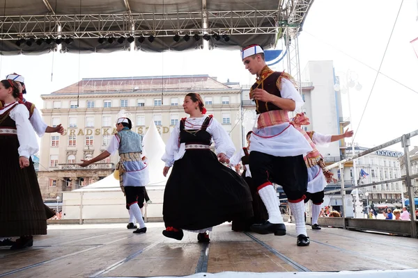 Medlemmar av folk grupp Kumpanija från Blato, ön Korcula, Kroatien under 50-internationella folklorefestivalen i Zagreb — Stockfoto