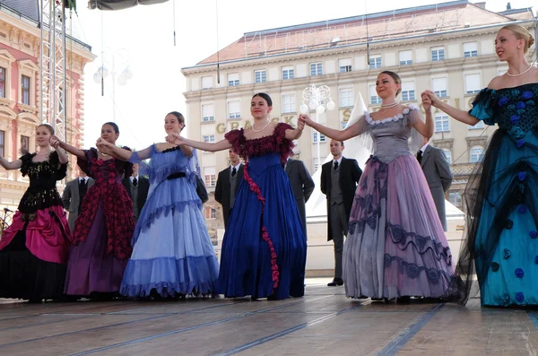 Membros do grupo Osijek 1862 de Osijek, Croácia em roupas tradicionais da cidade do século XIX durante o 50th Festival Internacional de Folclore em Zagreb — Fotografia de Stock