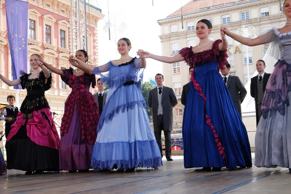 Membres du groupe Osijek 1862 d'Osijek, Croatie dans les vêtements traditionnels de ville du 19ème siècle lors du 50ème Festival International du Folklore à Zagreb — Photo