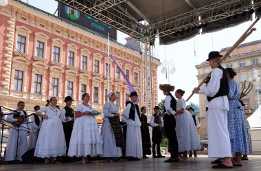 Tavankut, Sırbistan, Zagreb 50 Uluslararası Folklor Festivali sırasında halk grubu üyeleri