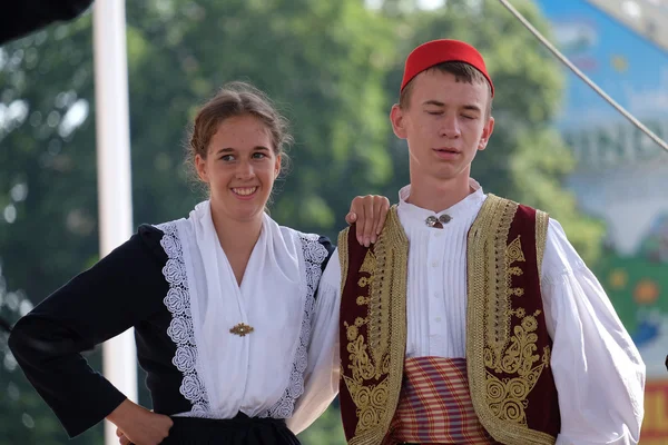 Medlemmar i folkmusik grupp från Osojnik, Kroatien under 50-internationella folklorefestivalen i Zagreb — Stockfoto