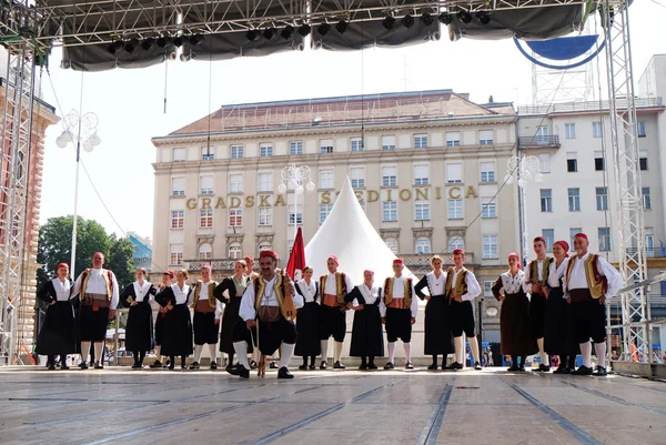 Folkové skupiny od Osojnik, Chorvatsko během 50 Mezinárodní folklorní Festival v Záhřebu — Stock fotografie