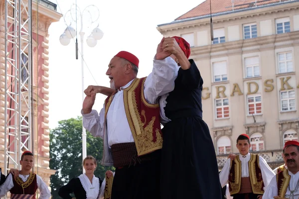 从 Osojnik，克罗地亚萨格勒布 50 国际民俗节日民俗组的成员 — 图库照片
