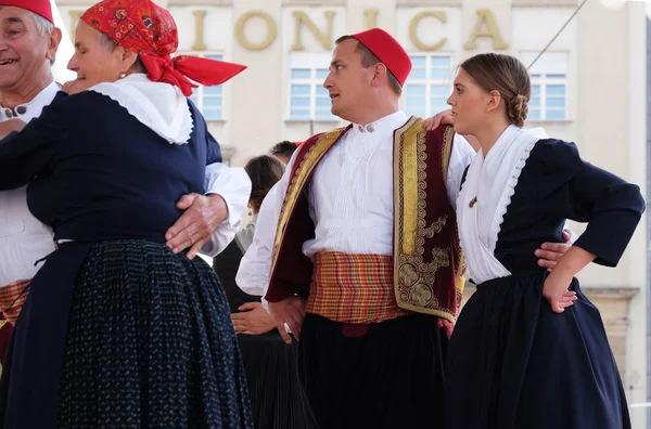 Mitglieder der Folkloregruppe aus Osojnik, Kroatien während des 50. Internationalen Folklorefestivals in Zagreb — Stockfoto