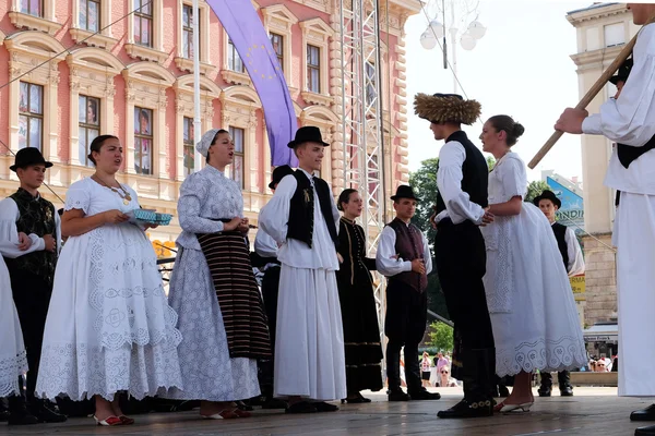 Medlemmar i folkmusik grupp från Tavankut, Serbien under 50-internationella folklorefestivalen i Zagreb — Stockfoto